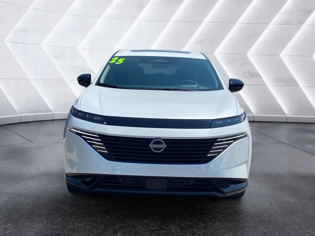 Used 2025 White Nissan Platinum image 2