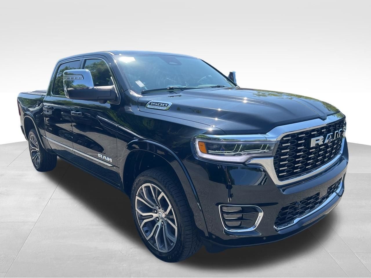 New 2026 Diamond Black Crystal Pearl-Coat Exterior Paint RAM Tungsten image 8