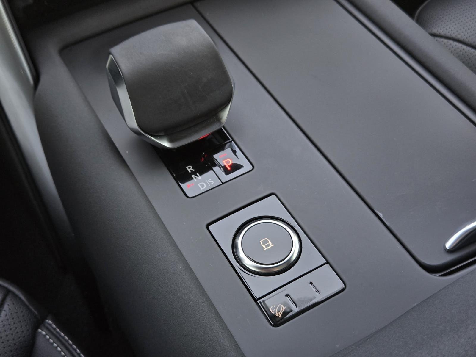 Used 2025 Santorini Black Metallic Land Rover S image 17