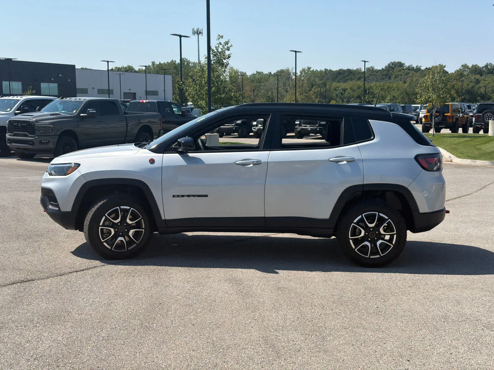 Used 2025 Silver Zynith Metallic Clearcoat Jeep Trailhawk image 5