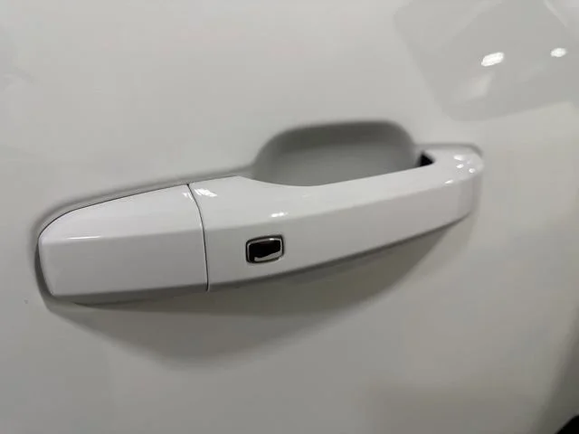 Used 2025 Summit White Chevrolet LT image 34