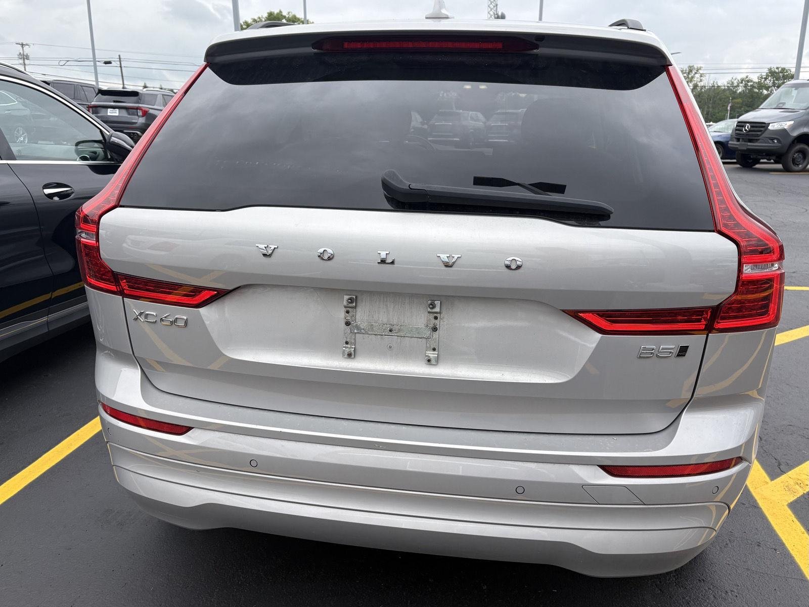 Used 2022 Silver Dawn Metallic Volvo Momentum image 5