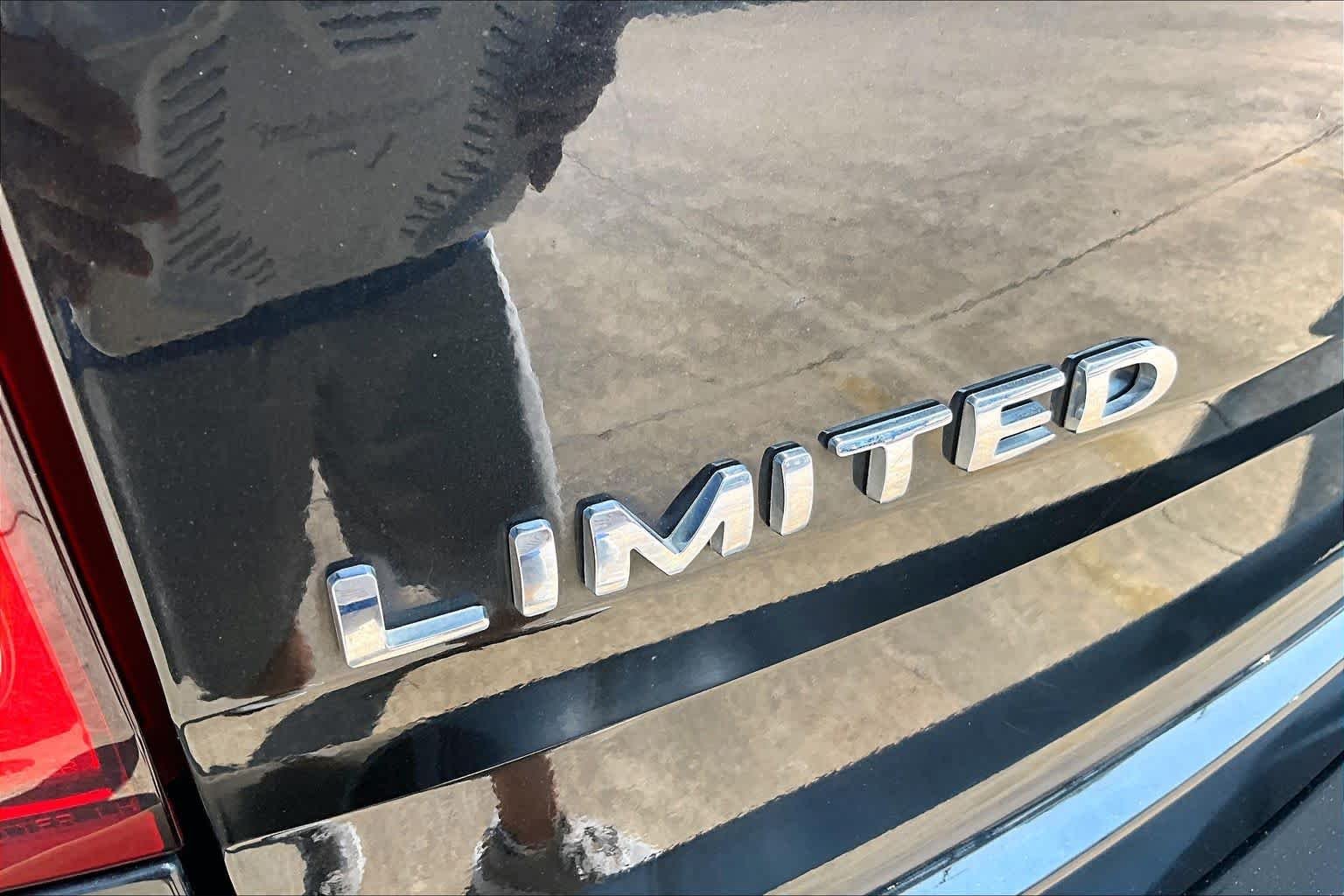 Used 2014 Tuxedo Black Metallic Ford Limited image 10