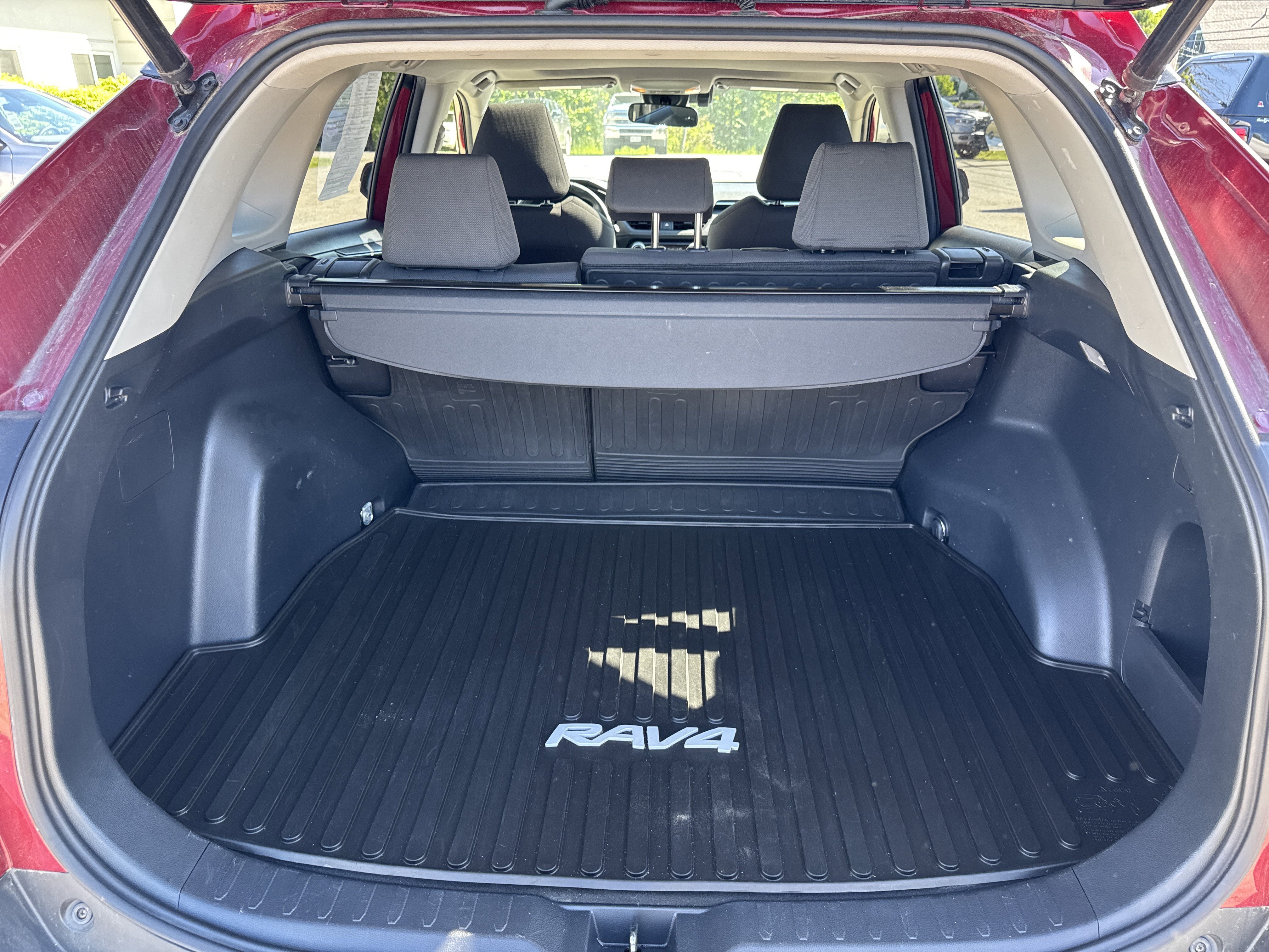 Used 2019 RUBY FLARE PEARL Toyota XLE image 14