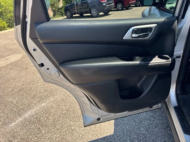 Used 2020 Silver Nissan Platinum image 16