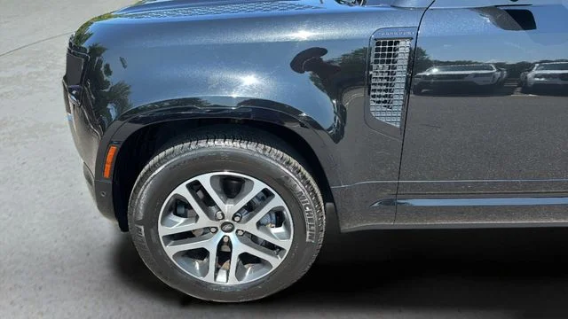 Used 2022  Land Rover SE image 40