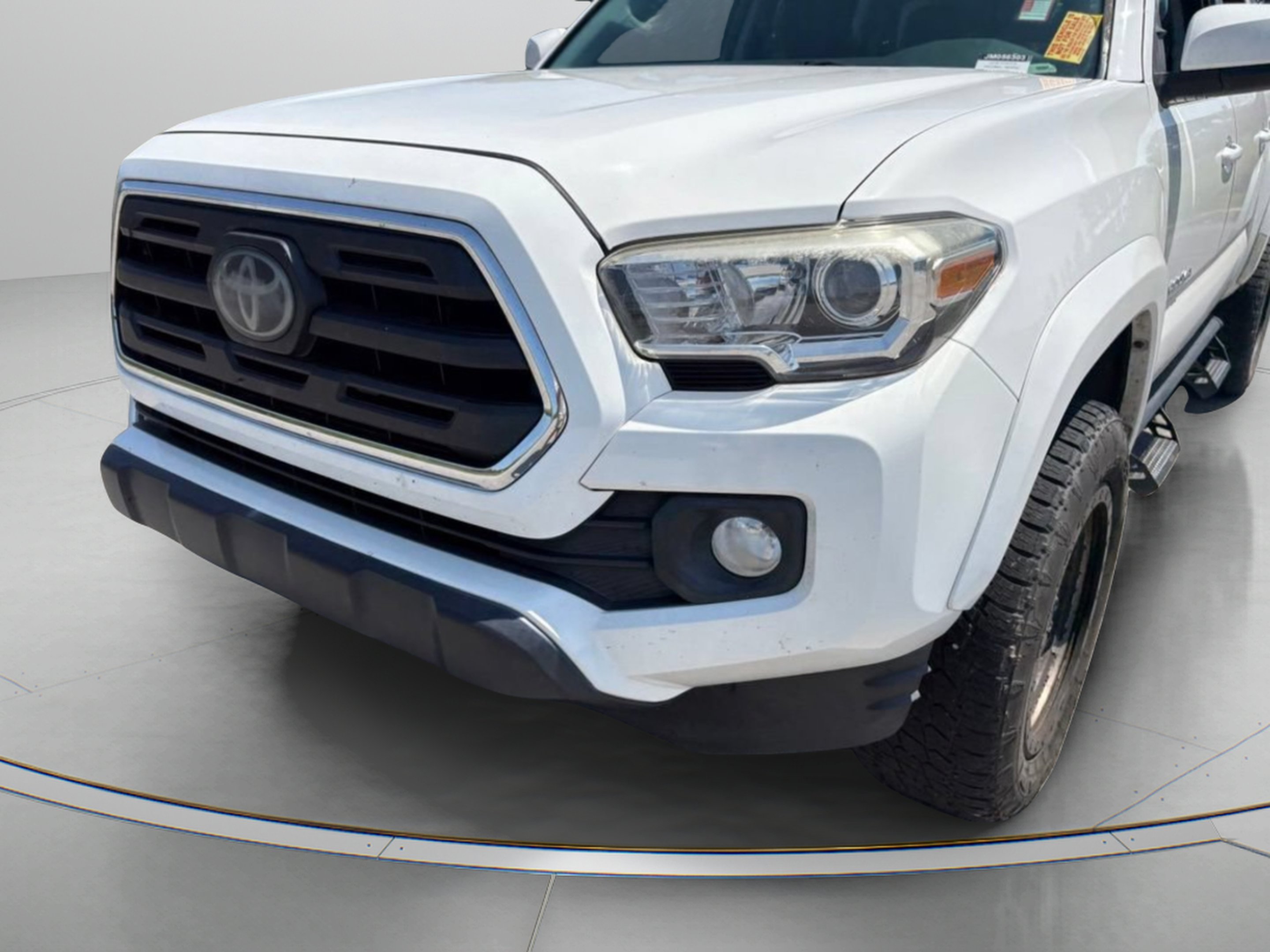 Used 2018 Super White Toyota SR5 image 5