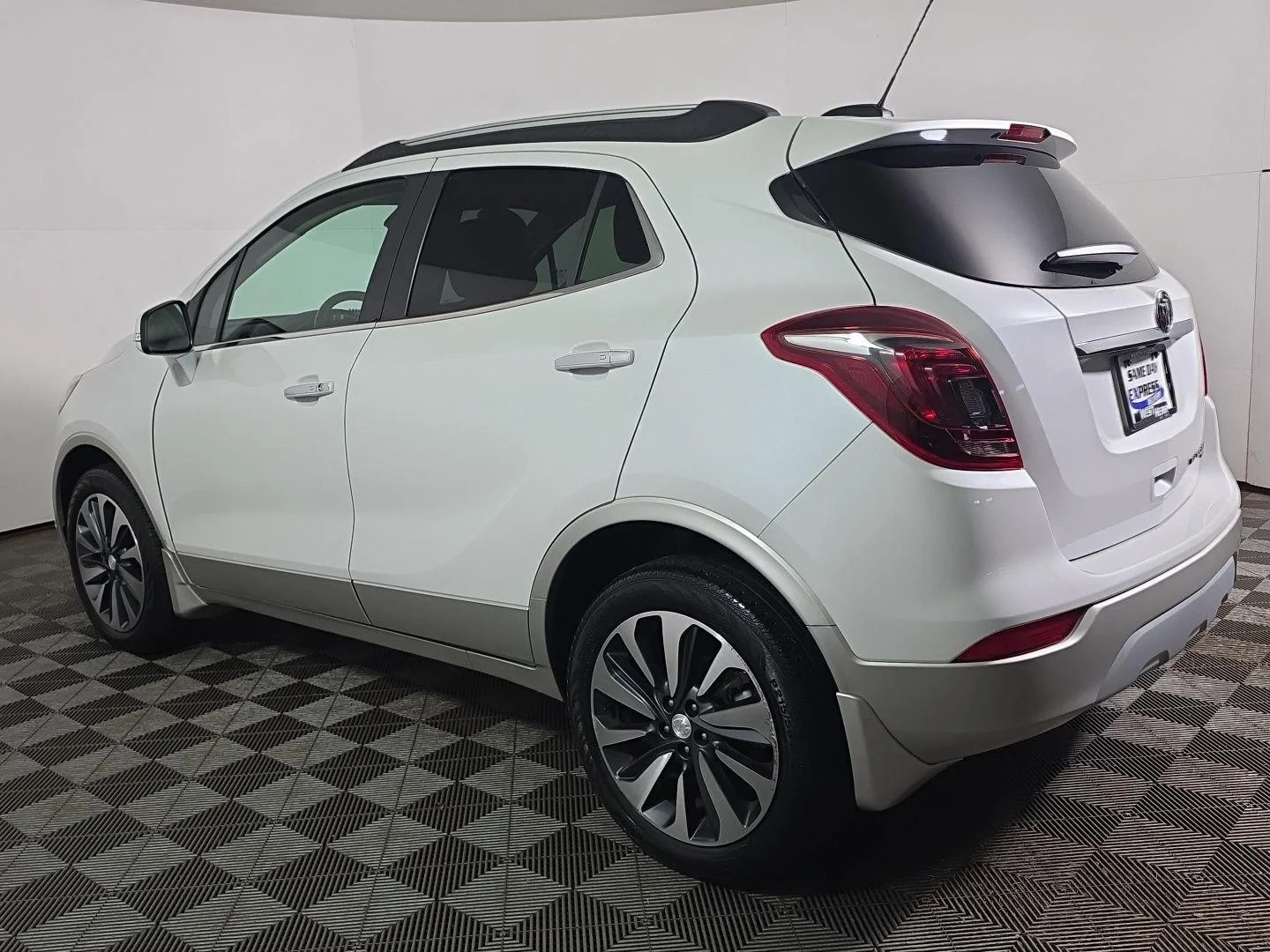 Used 2019 White Frost Tricoat Buick Essence image 11