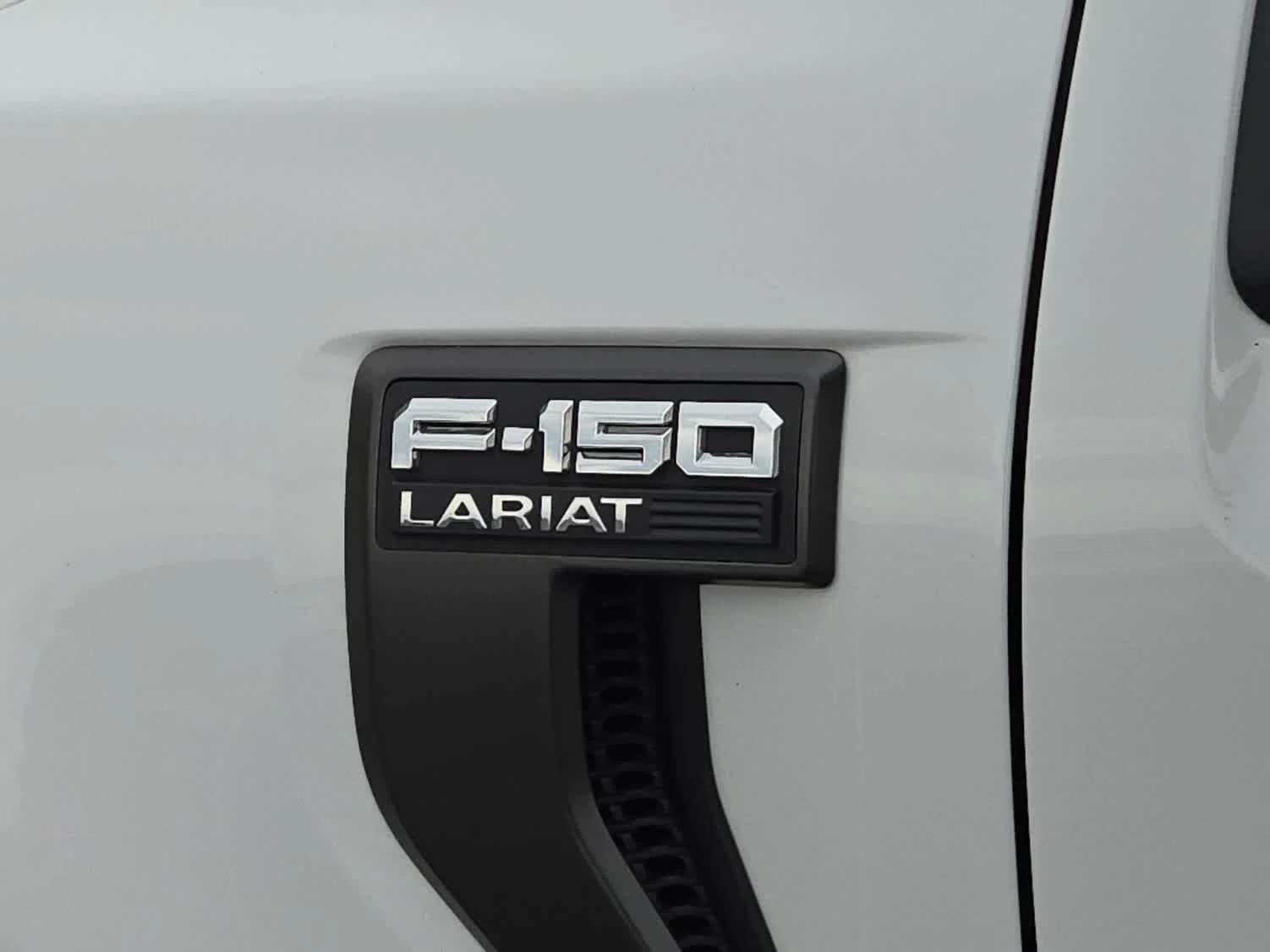Certified Used 2023 Oxford White Ford LARIAT image 25
