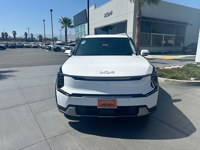 New 2026 Glacial White Kia Wind AWD image 2