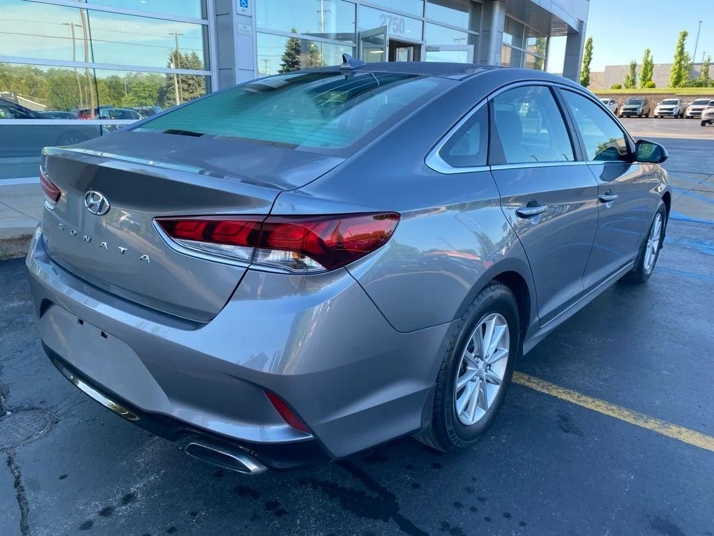 Used 2019 Machine Gray Hyundai SE image 11
