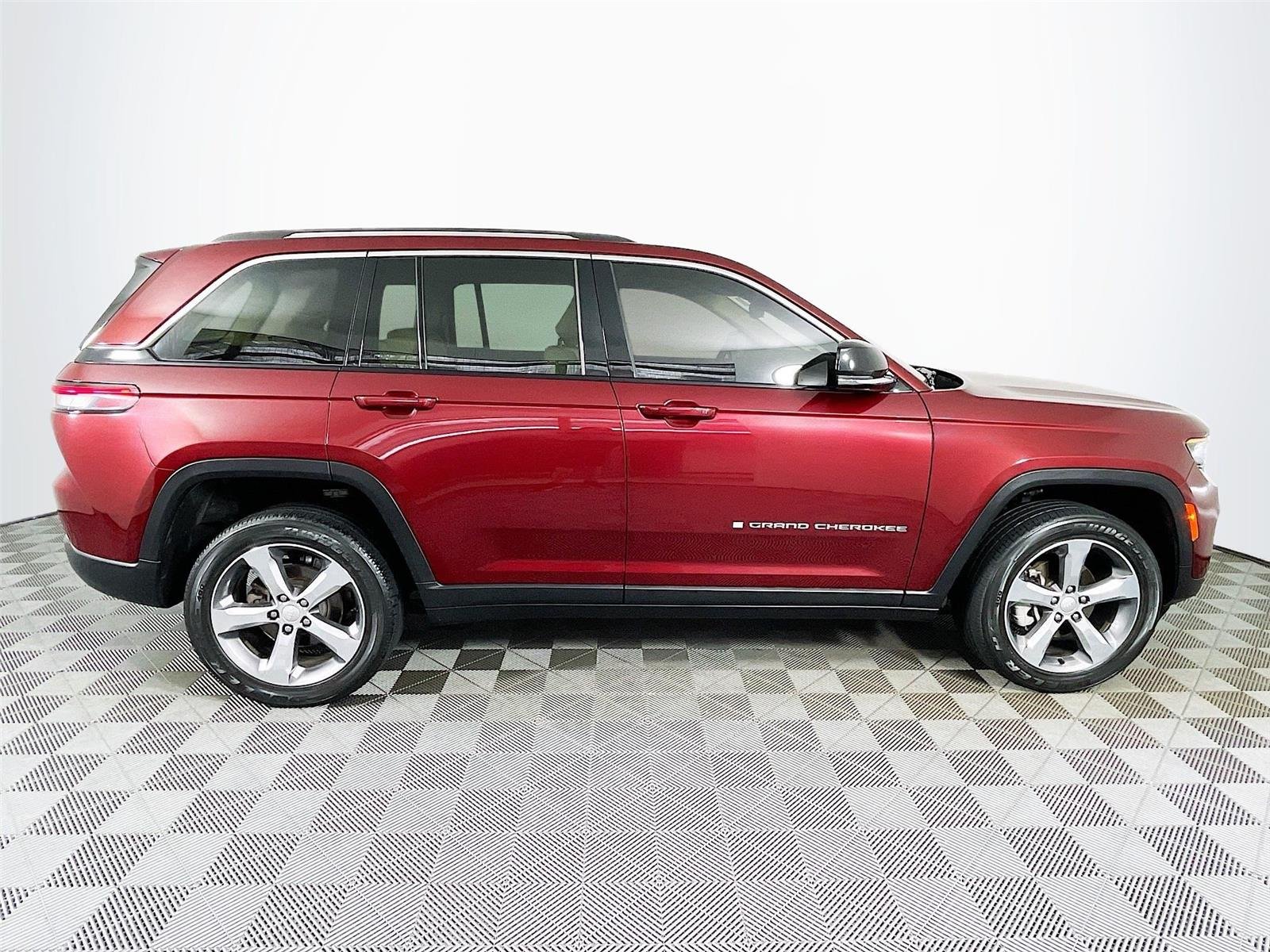 Used 2022 Velvet Red Pearlcoat Jeep Limited image 10