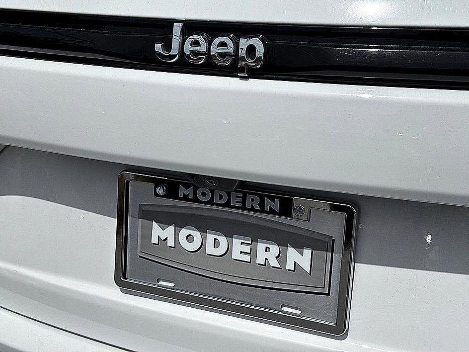Used 2023 Bright White Clearcoat Jeep Limited image 25