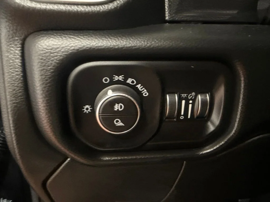 Used 2020 Granite Crystal Metallic Clearcoat Ram Laramie image 21