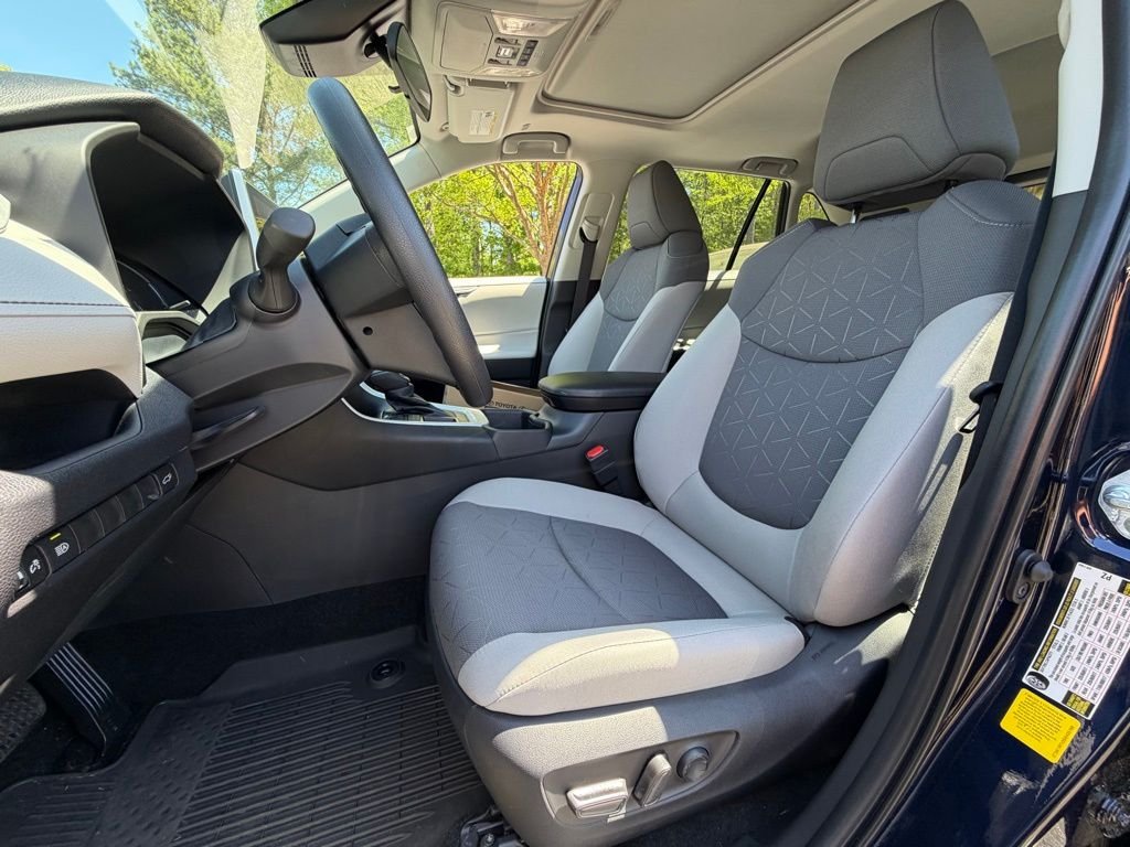 Used 2025  Toyota XLE image 5