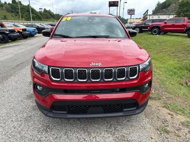 Used 2024  Jeep Latitude image 8