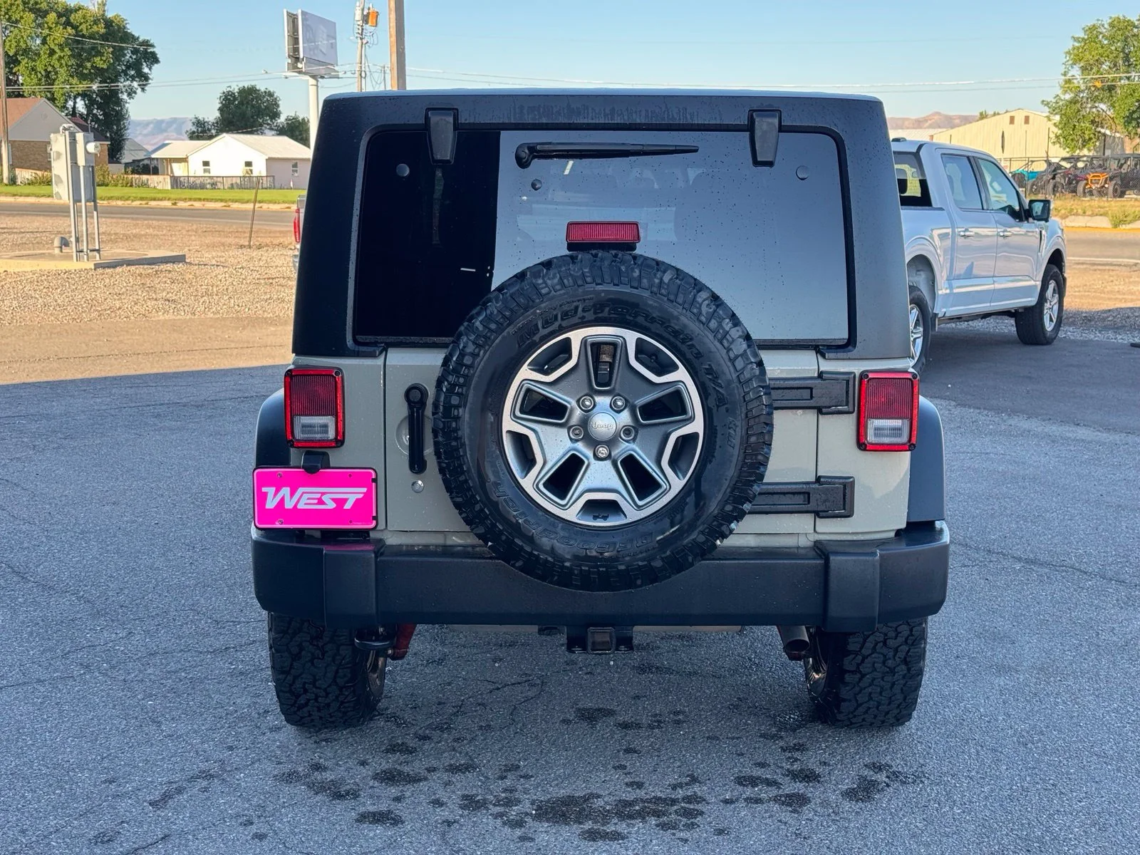 Used 2017 Beige Jeep Unlimited Rubicon image 4