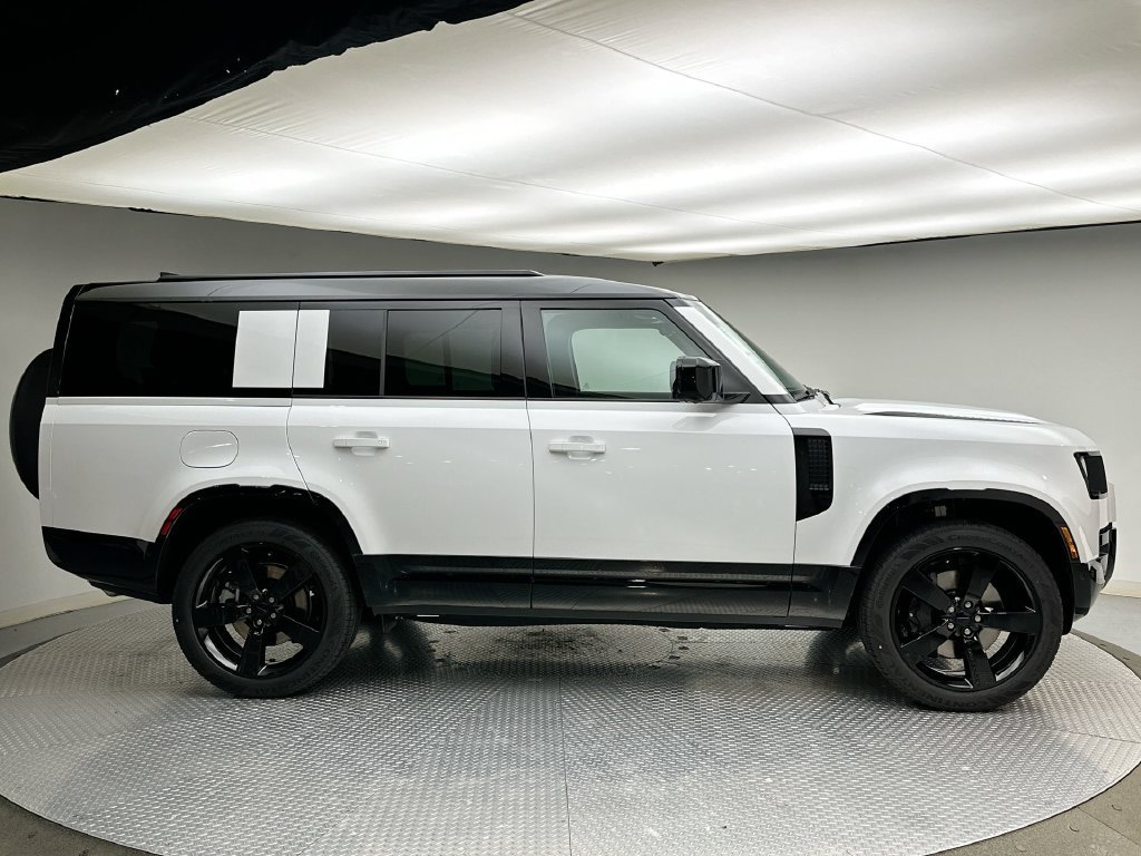 New 2026 Fuji White Land Rover X-Dynamic SE image 4