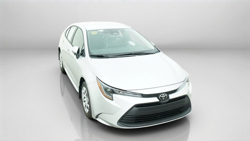 New 2027 Classic Silver Metallic Toyota LE image 4