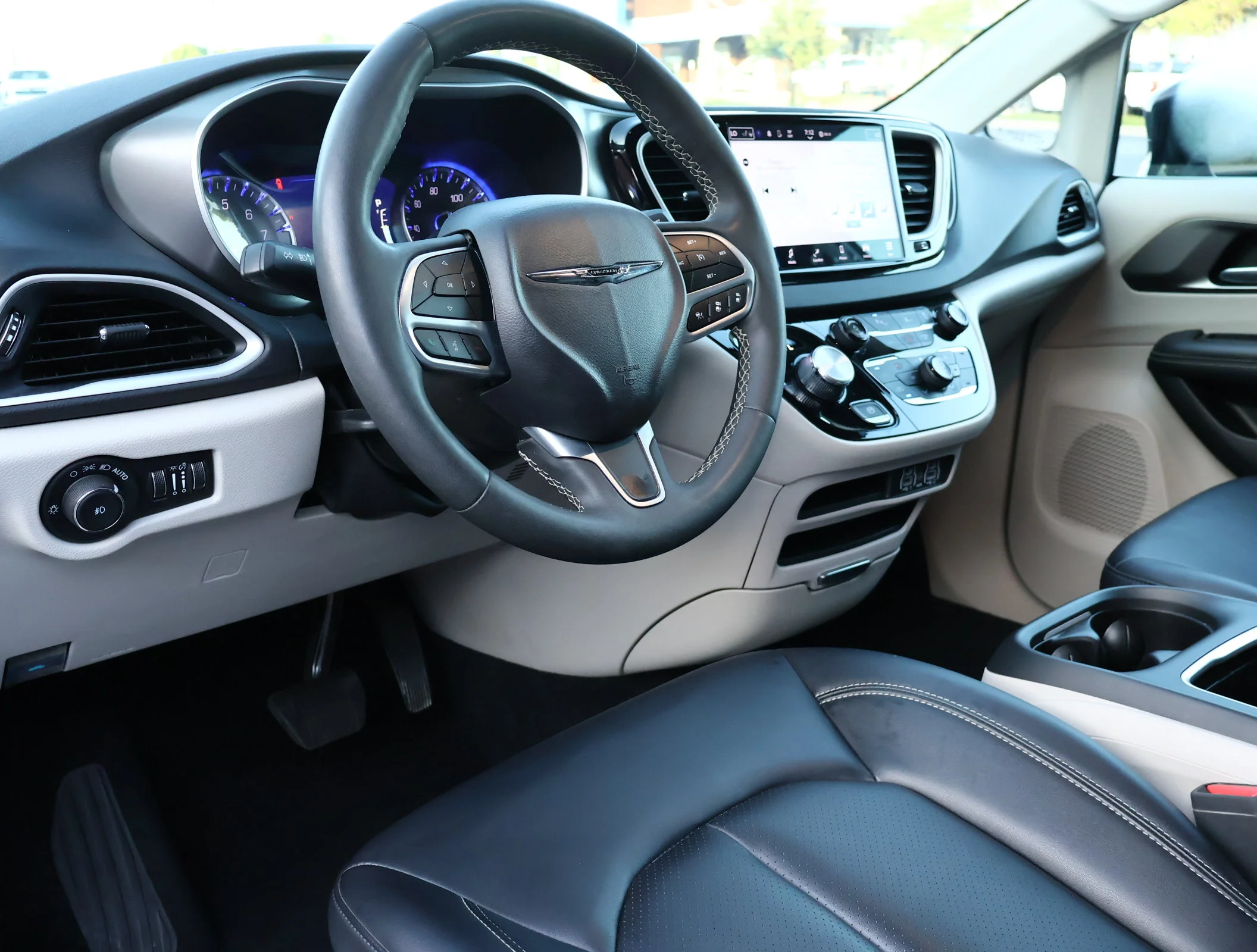 Used 2024 Silver Mist Cle Chrysler Touring L image 3
