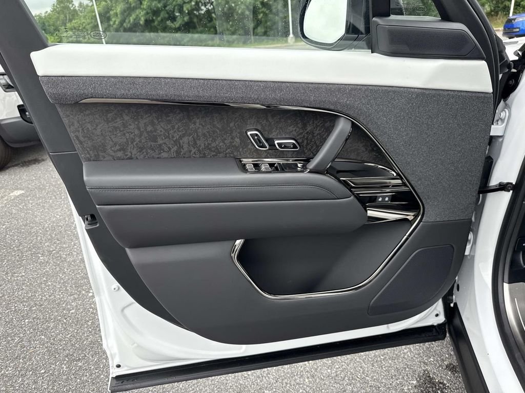 New 2026 Ostuni Pearl White Land Rover Dynamic SE image 19