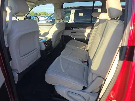 Used 2024 Velvet Red Pearlcoat Jeep  image 10