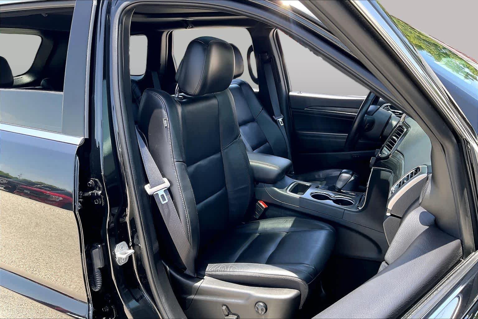 Used 2022 Diamond Black Crystal Pearlcoat Jeep Limited image 9