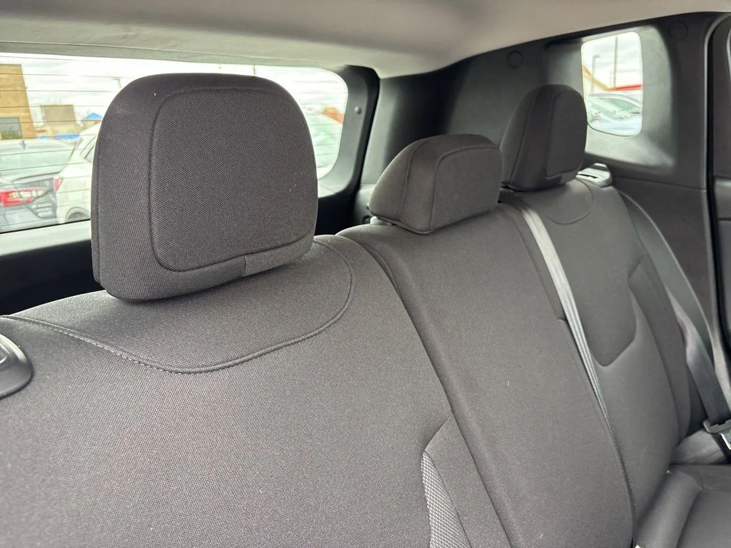 Used 2023 Black Clearcoat Jeep Latitude image 30