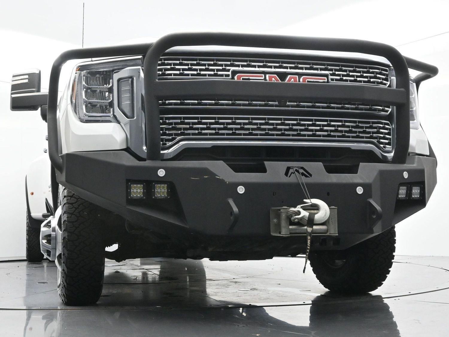 Used 2022 White Frost Tricoat GMC Denali image 49