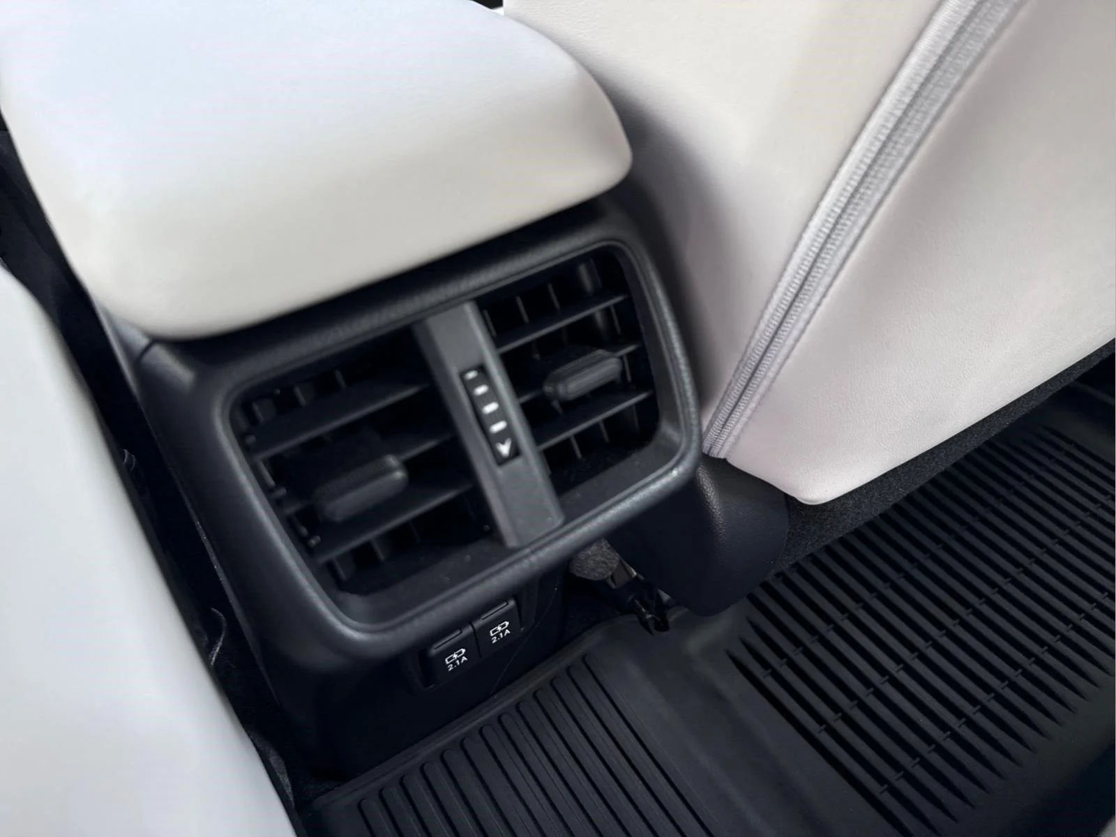 Used 2020 Eminent White Pearl Lexus UX 250h image 13