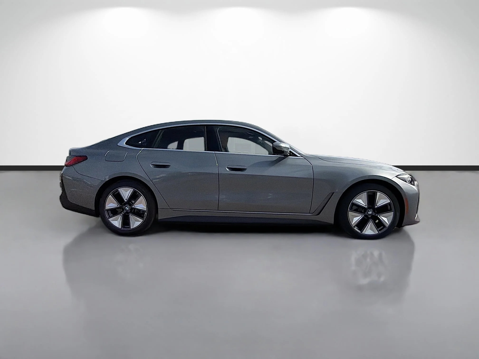 New 2026 Skyscraper Grey Metallic BMW eDrive40 image 2