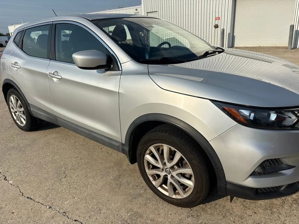 Used 2020 Silver Nissan S image 3