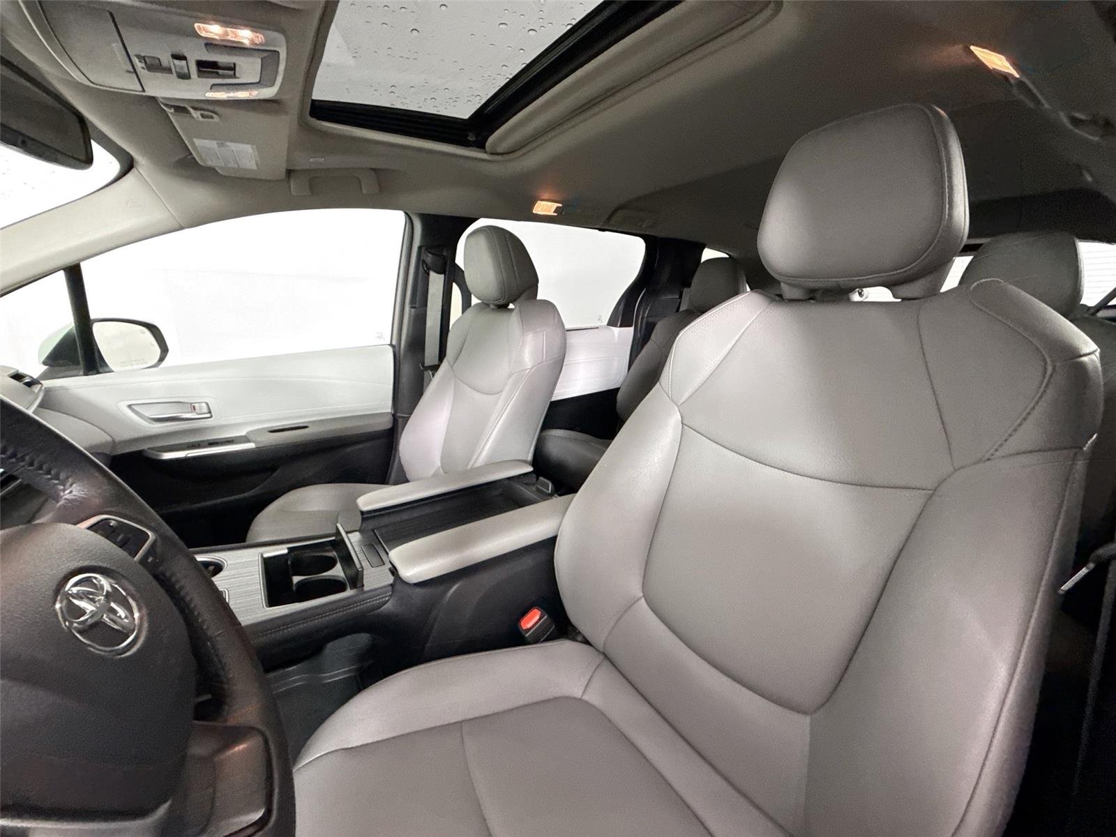 Used 2025 Wind Chill Pearl Toyota XLE 8-Passenger image 3