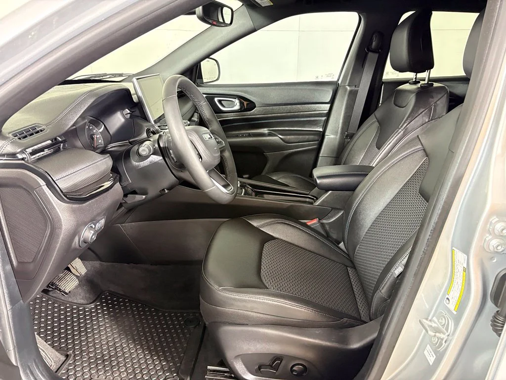 Used 2025 Silver Jeep Latitude image 16