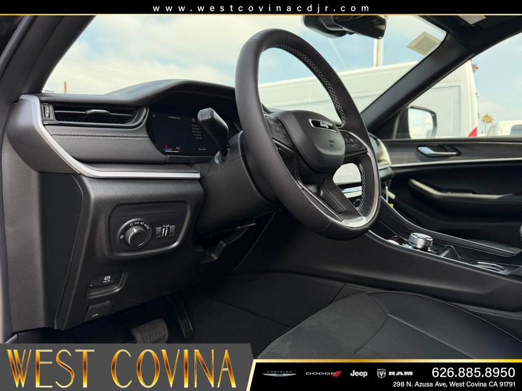 New 2026 Diamond Black Crystal Pearl-Coat Exterior Paint Jeep Altitude image 31