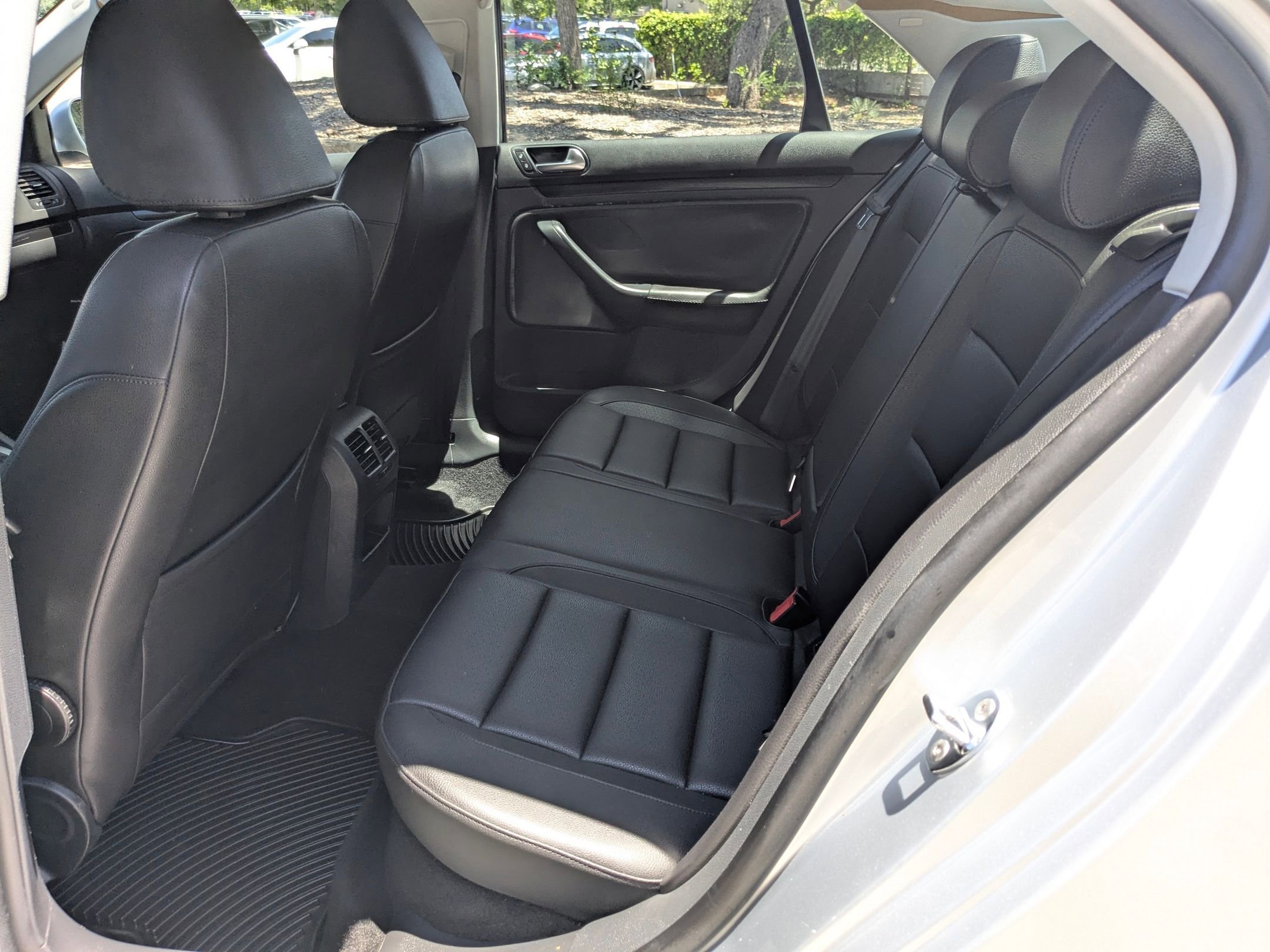 Used 2010 Silver Volkswagen Wolfsburg image 18