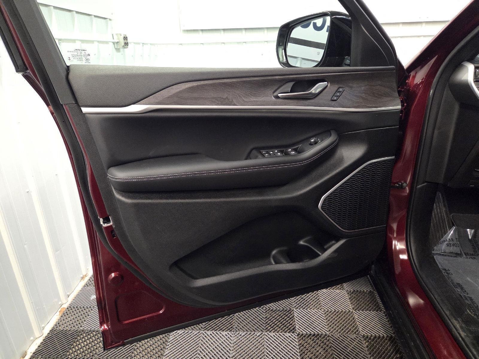 New 2026 Velvet Red Pearl-Coat Exterior Paint Jeep Limited image 38