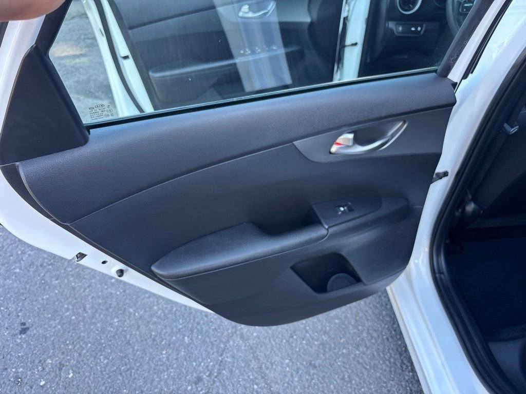 Used 2021 White Kia LXS image 19