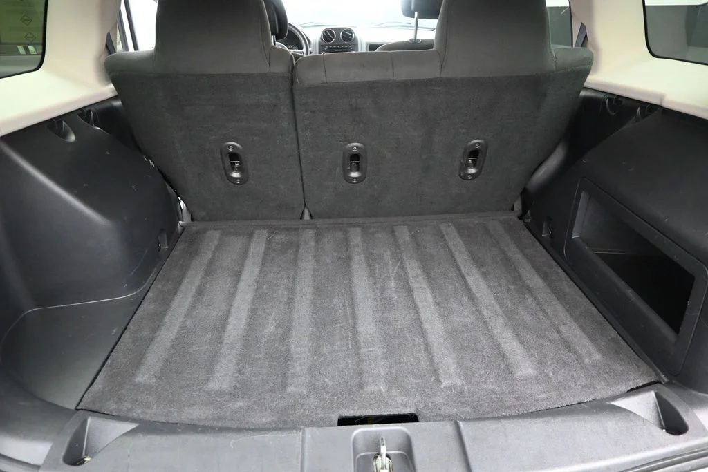 Used 2015 Bright White Clearcoat Jeep Latitude image 17
