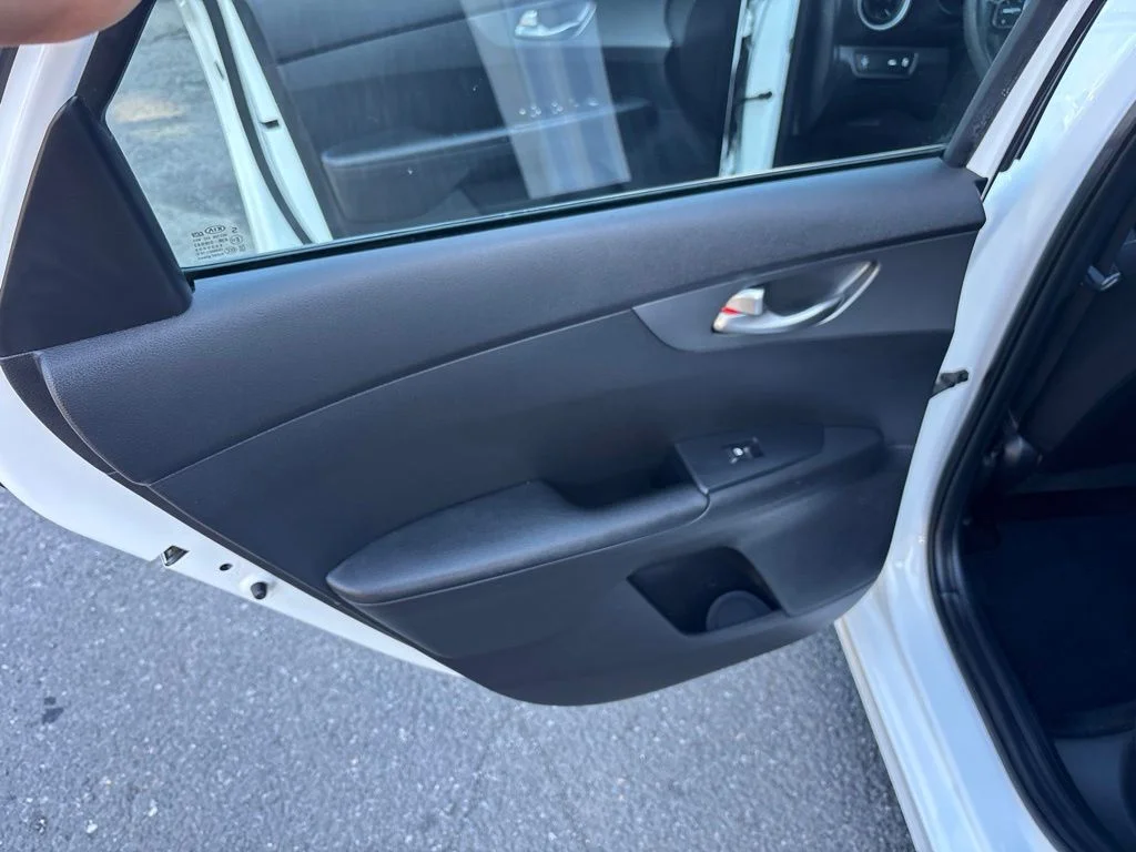 Used 2021 White Kia LXS image 19