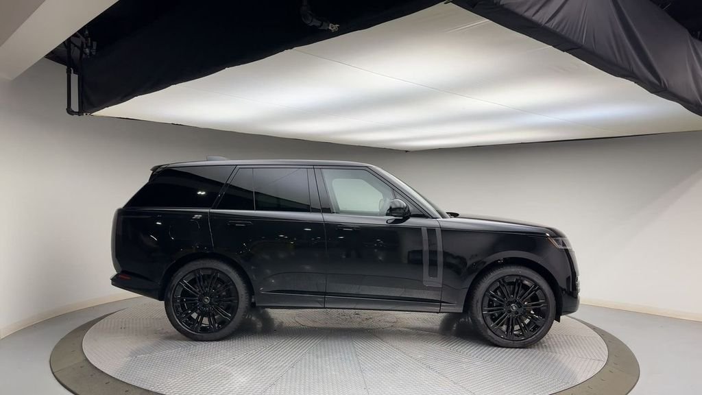 Used 2025  Land Rover SE image 9