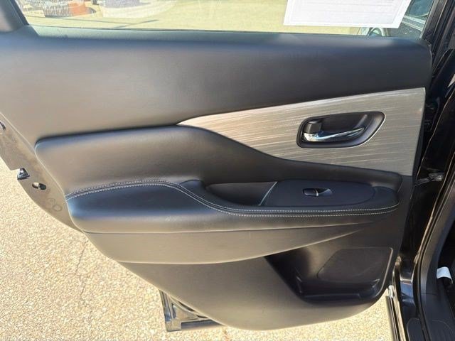 Used 2018 Magnetic Black Metallic Nissan Platinum image 9