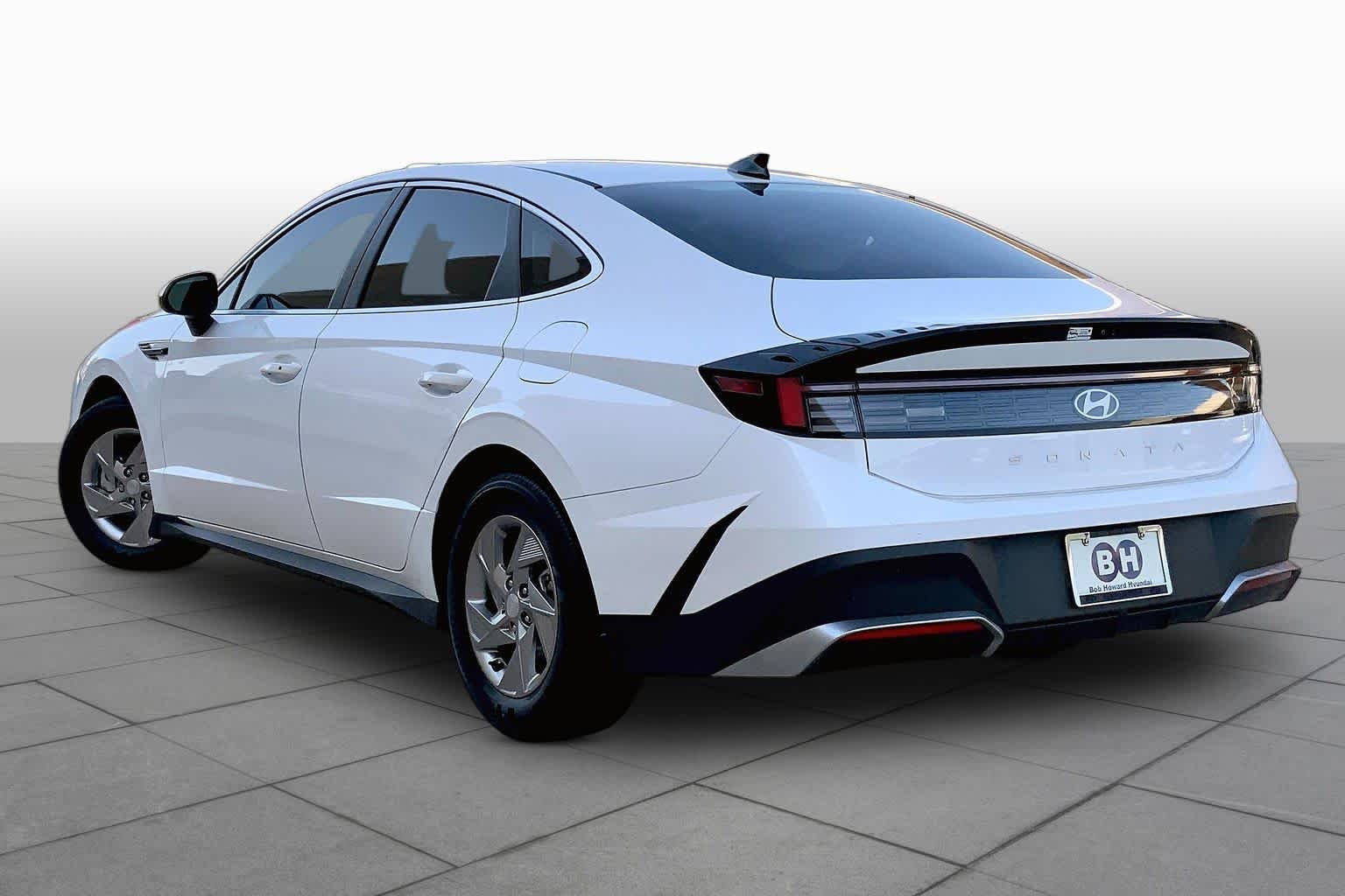 Used 2025 Serenity White Hyundai SE image 11