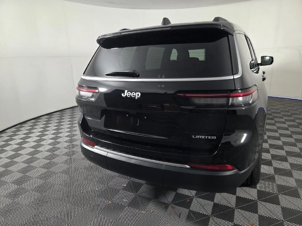 New 2026 Diamond Black Crystal Pearl-Coat Exterior Paint Jeep Limited image 7