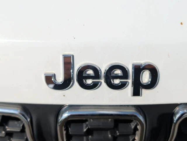 Used 2024 White/off-white Jeep Latitude image 31