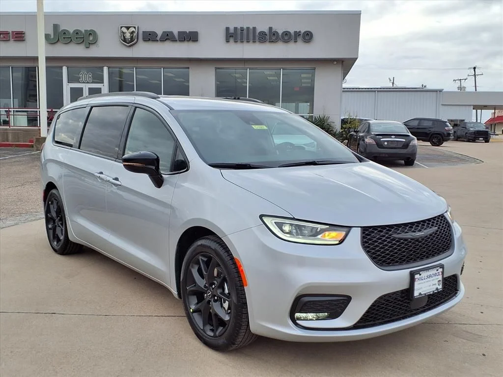 2026 Chrysler Pacifica Select's photo