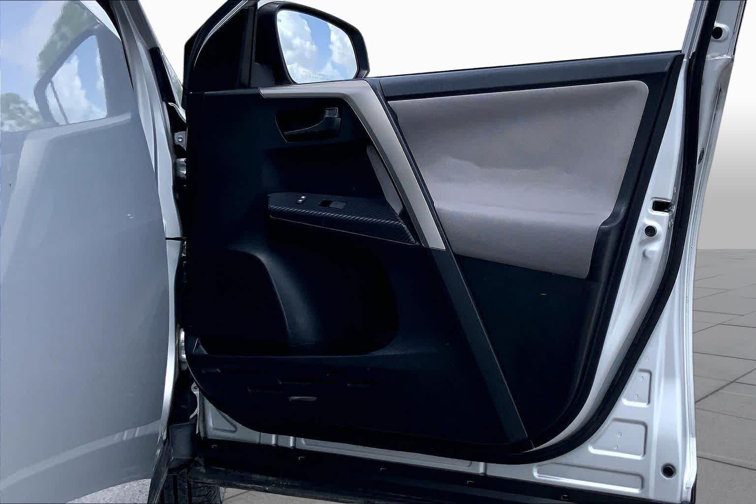 Used 2015 Classic Silver Metallic Toyota LE image 22