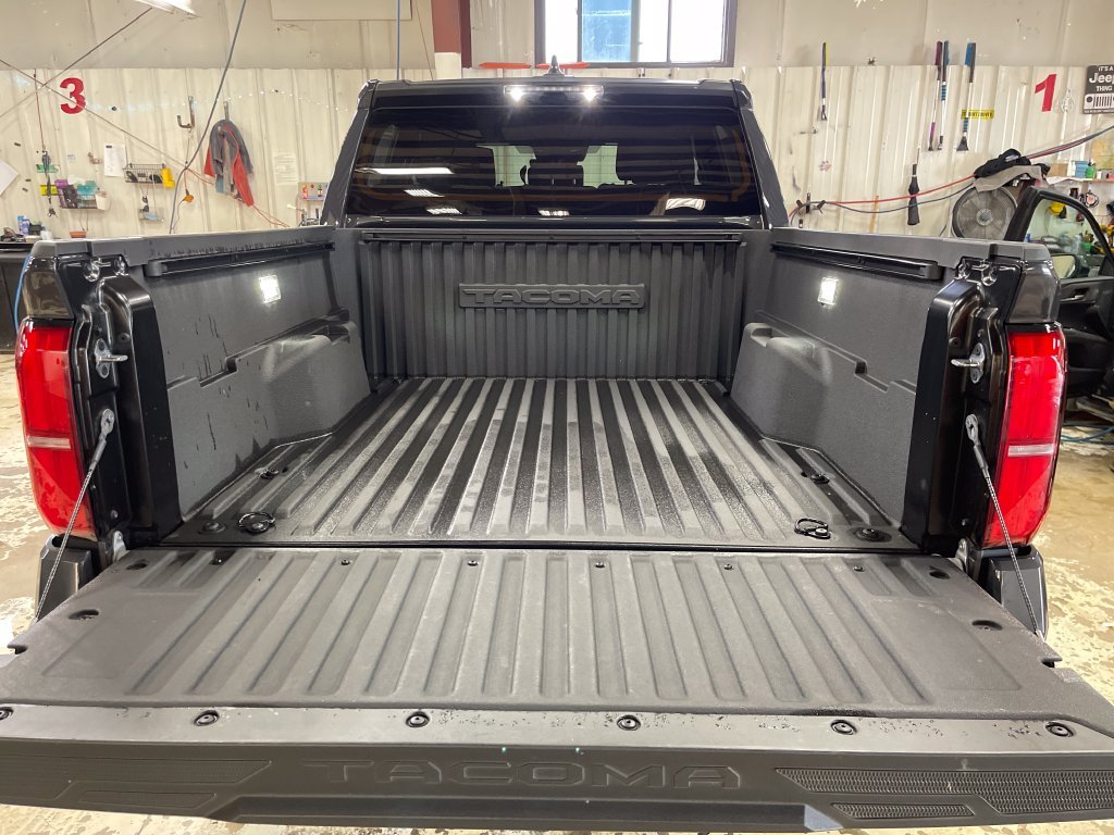 Used 2025  Toyota SR5 image 21