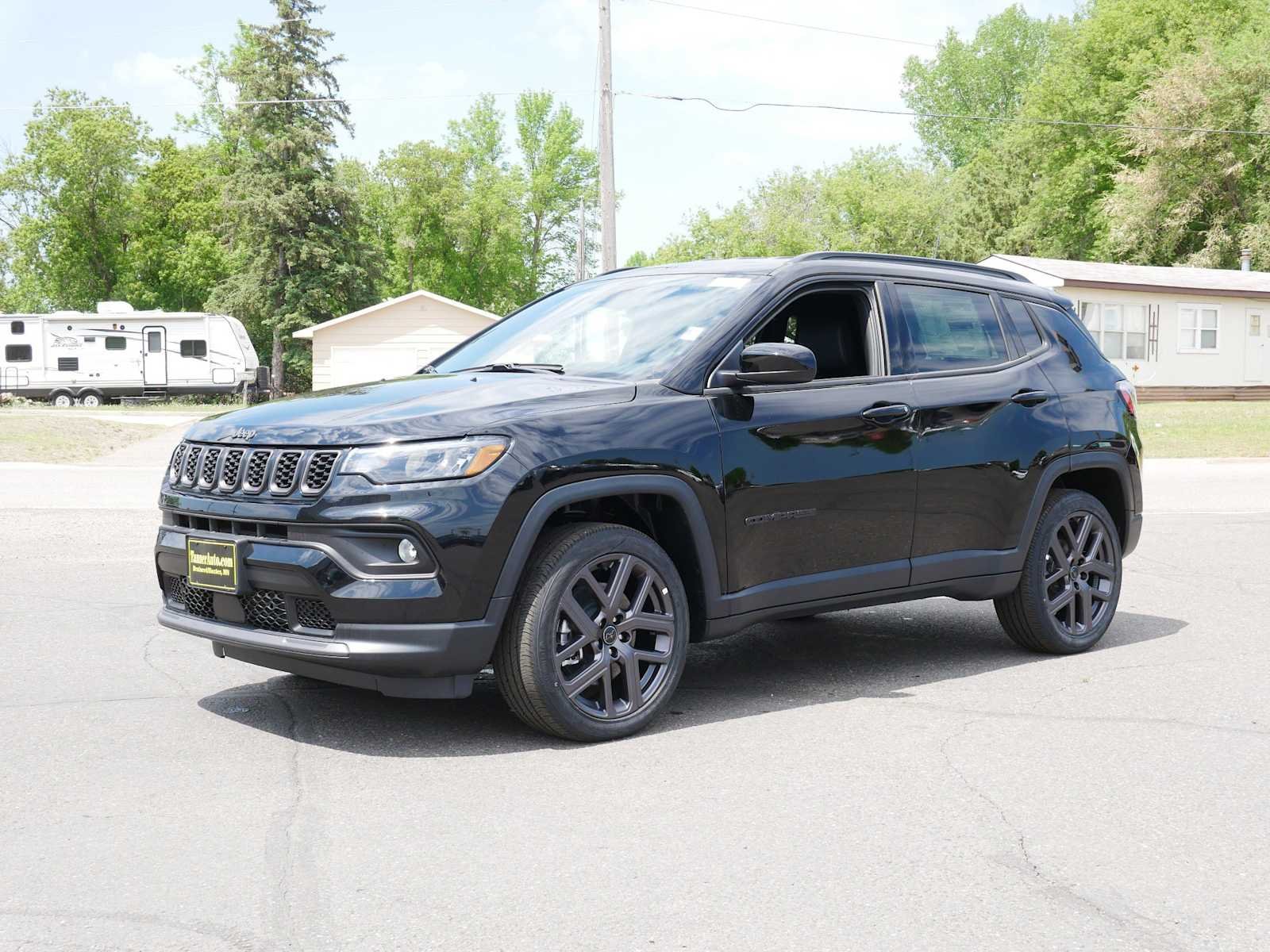 New 2026 Diamond Black Crystal Pearl-Coat Exterior Paint Jeep Latitude image 3