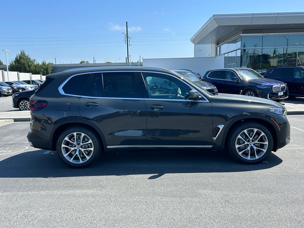 New 2026 Dravit Grey Metallic BMW xDrive50e image 6
